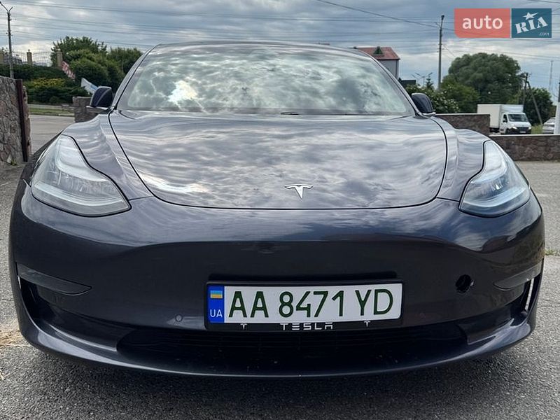 Седан Tesla Model 3 2019 в Гатном