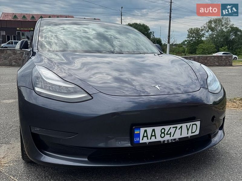 Седан Tesla Model 3 2019 в Гатном