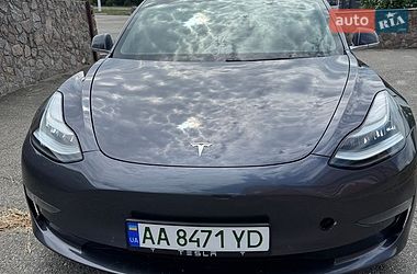 Седан Tesla Model 3 2019 в Гатном