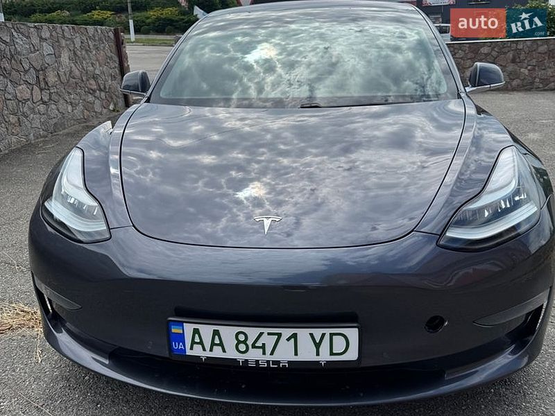 Седан Tesla Model 3 2019 в Гатном