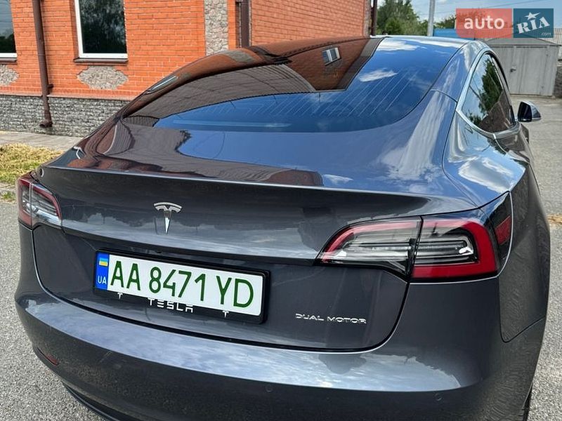Седан Tesla Model 3 2019 в Гатном