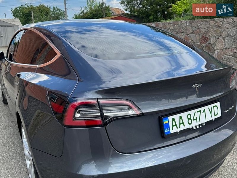 Седан Tesla Model 3 2019 в Гатном