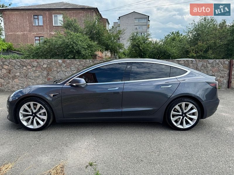 Седан Tesla Model 3 2019 в Гатном