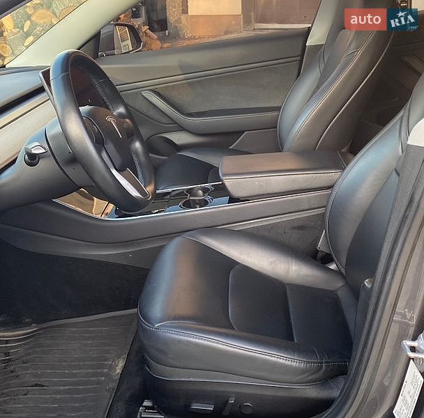 Седан Tesla Model 3 2019 в Гатном