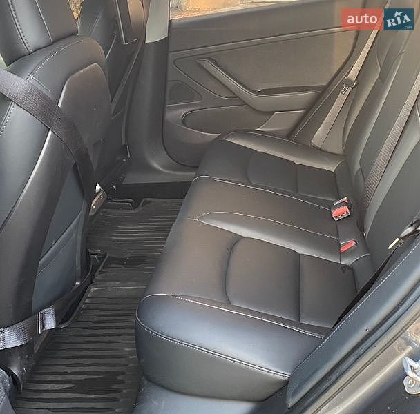 Седан Tesla Model 3 2019 в Гатном