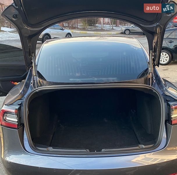 Седан Tesla Model 3 2019 в Гатном