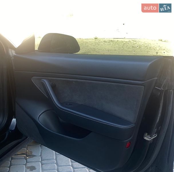 Седан Tesla Model 3 2021 в Львове