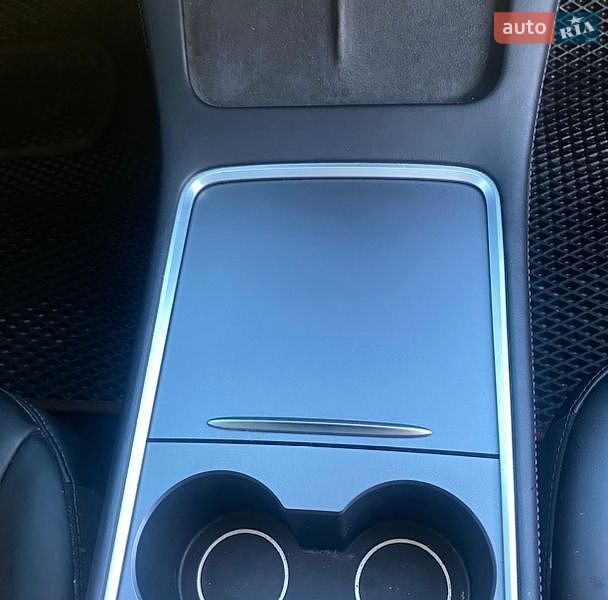 Седан Tesla Model 3 2021 в Львове