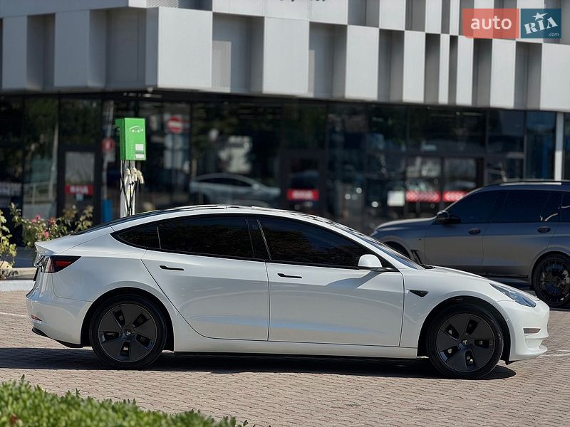 Седан Tesla Model 3 2023 в Одессе