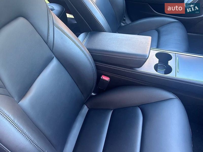Седан Tesla Model 3 2021 в Львове