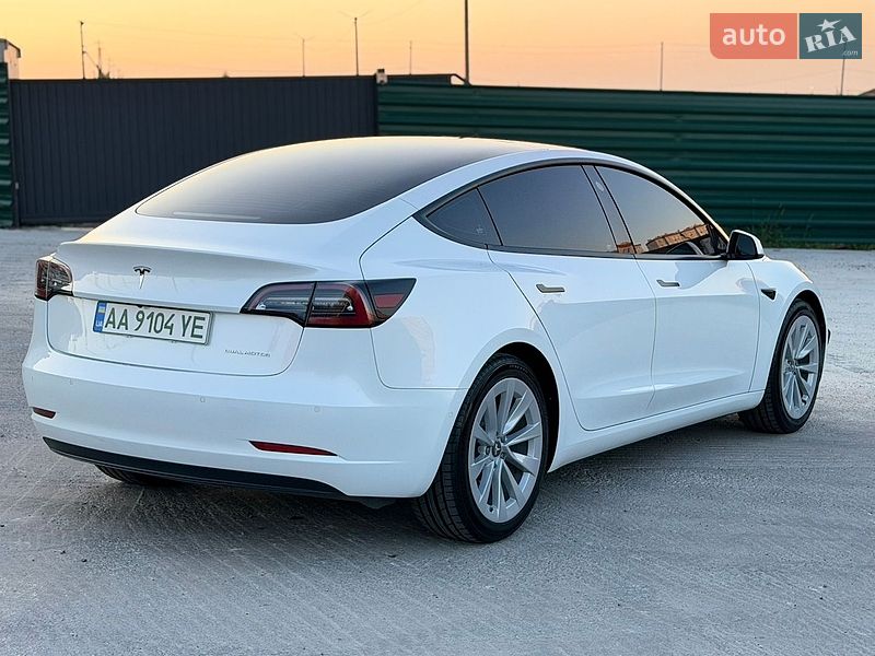 Седан Tesla Model 3 2022 в Киеве
