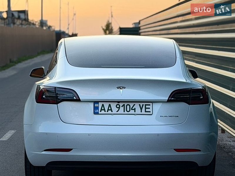 Седан Tesla Model 3 2022 в Киеве