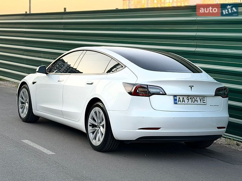 Седан Tesla Model 3 2022 в Киеве