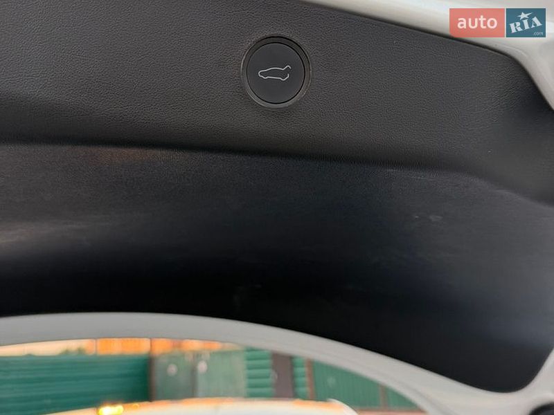 Седан Tesla Model 3 2022 в Киеве