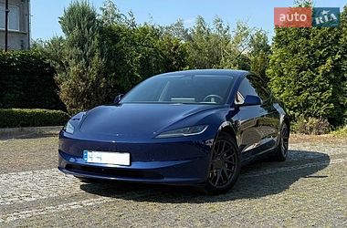 Седан Tesla Model 3 2025 в Стрию