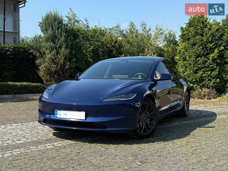 Седан Tesla Model 3 2025 в Стрию