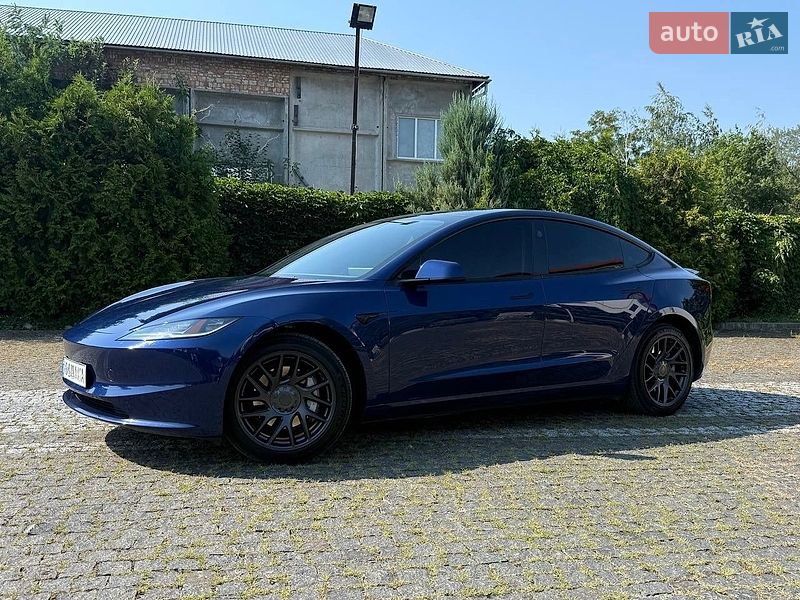 Седан Tesla Model 3 2025 в Стрию