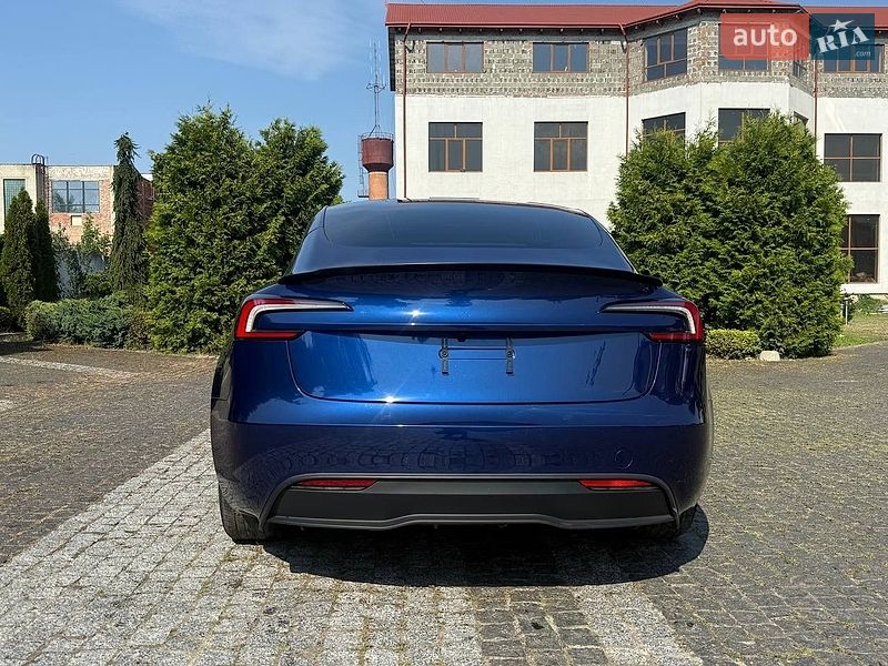 Седан Tesla Model 3 2025 в Стрию