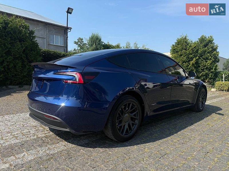 Седан Tesla Model 3 2025 в Стрию