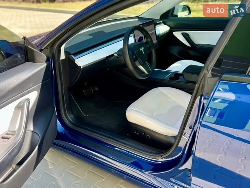 Седан Tesla Model 3 2021 в Новояворовске