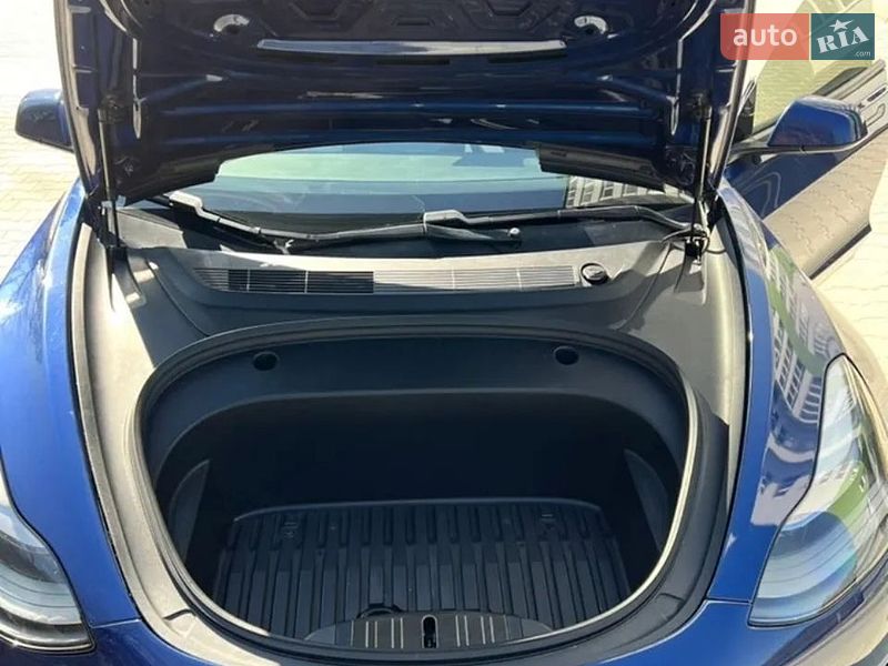 Седан Tesla Model 3 2021 в Новояворовске
