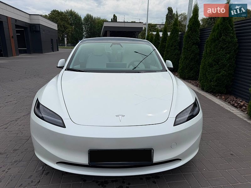 Седан Tesla Model 3 2024 в Черкасах