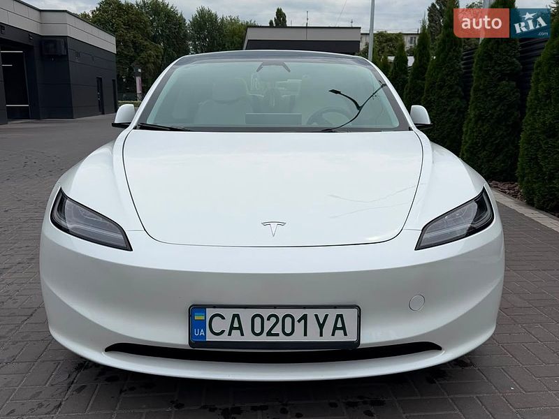 Седан Tesla Model 3 2024 в Черкасах