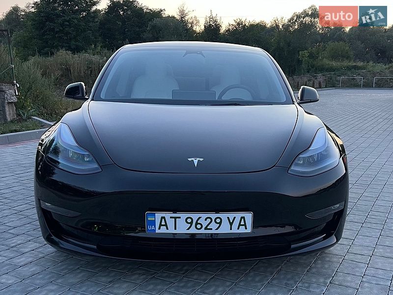 Седан Tesla Model 3 2023 в Івано-Франківську