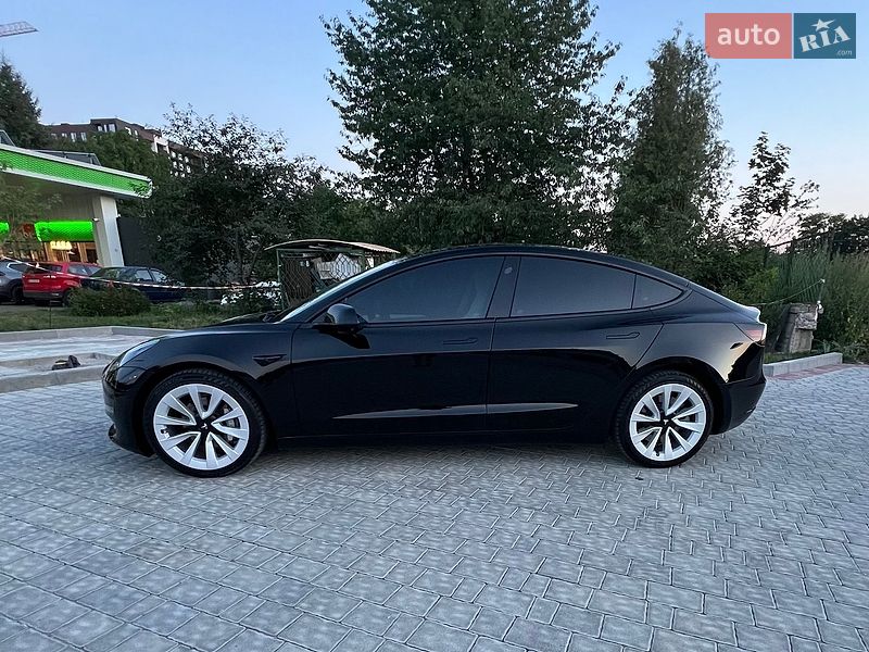 Седан Tesla Model 3 2023 в Івано-Франківську