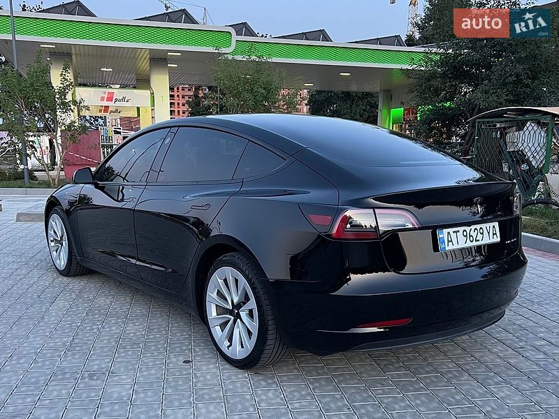 Седан Tesla Model 3 2023 в Івано-Франківську