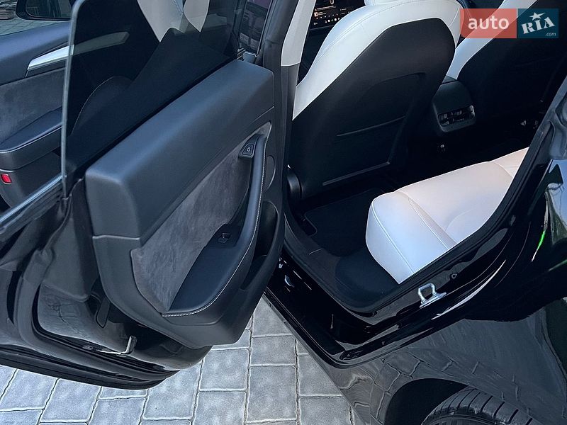 Седан Tesla Model 3 2023 в Івано-Франківську