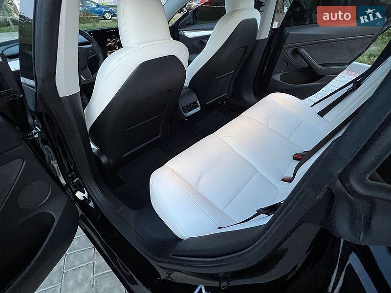 Седан Tesla Model 3 2023 в Івано-Франківську