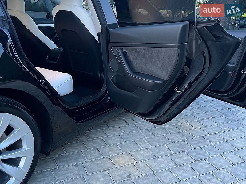 Седан Tesla Model 3 2023 в Івано-Франківську