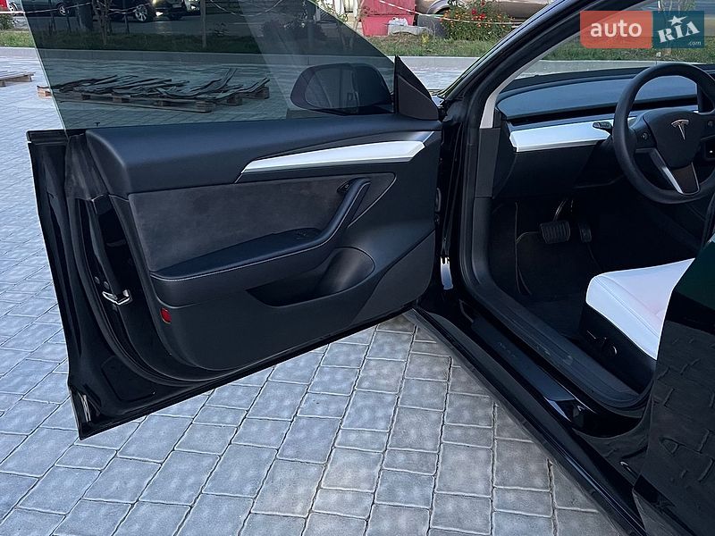 Седан Tesla Model 3 2023 в Івано-Франківську