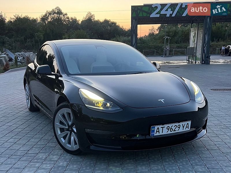 Седан Tesla Model 3 2023 в Івано-Франківську