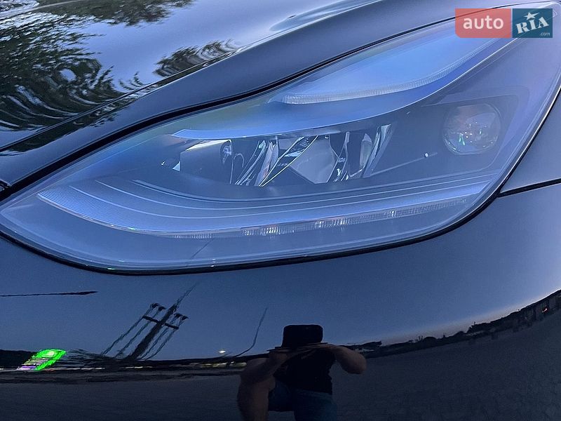 Седан Tesla Model 3 2023 в Івано-Франківську