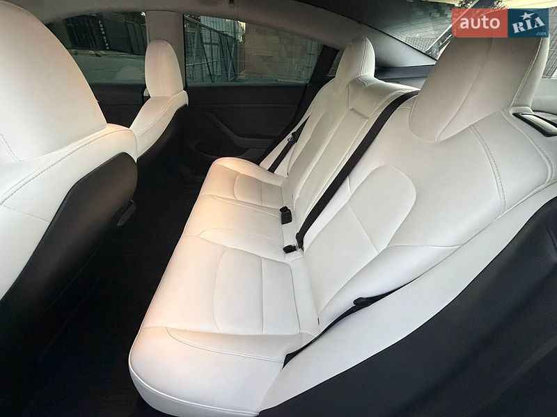Седан Tesla Model 3 2023 в Первомайске