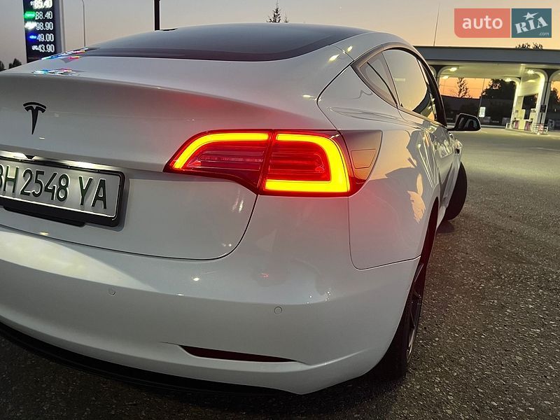 Седан Tesla Model 3 2021 в Черноморске