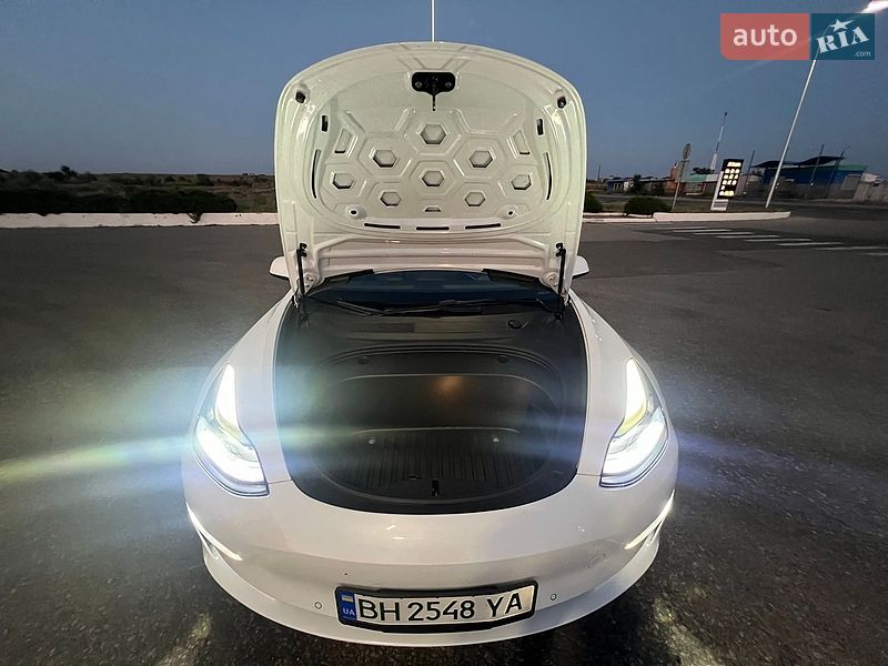 Седан Tesla Model 3 2021 в Черноморске