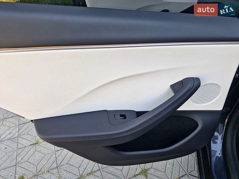 Седан Tesla Model 3 2024 в Миколаєві
