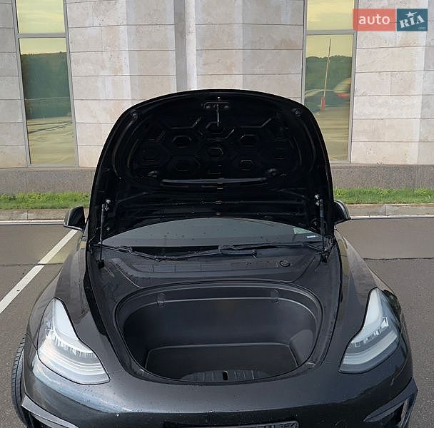 Седан Tesla Model 3 2019 в Києві