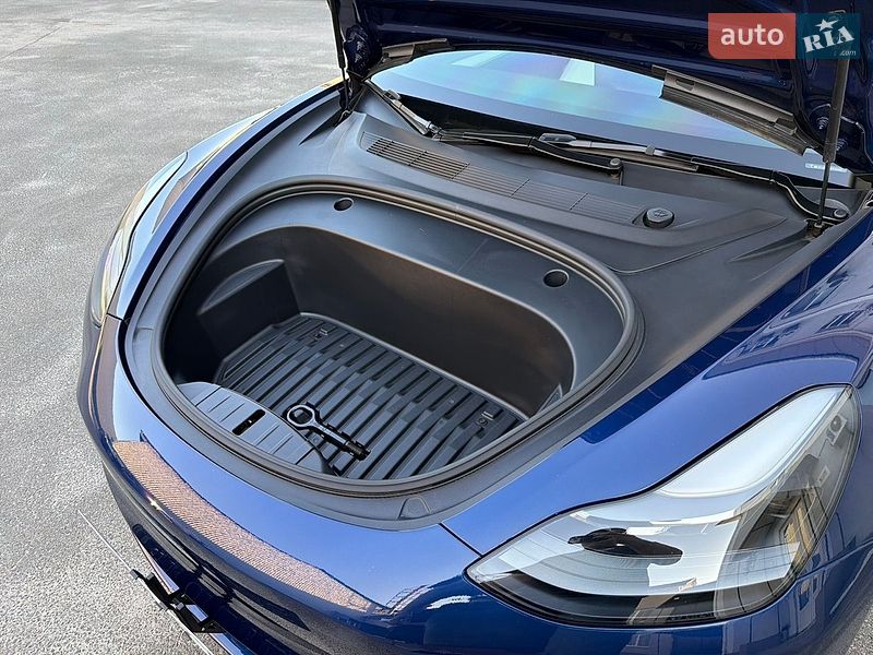 Седан Tesla Model 3 2023 в Киеве