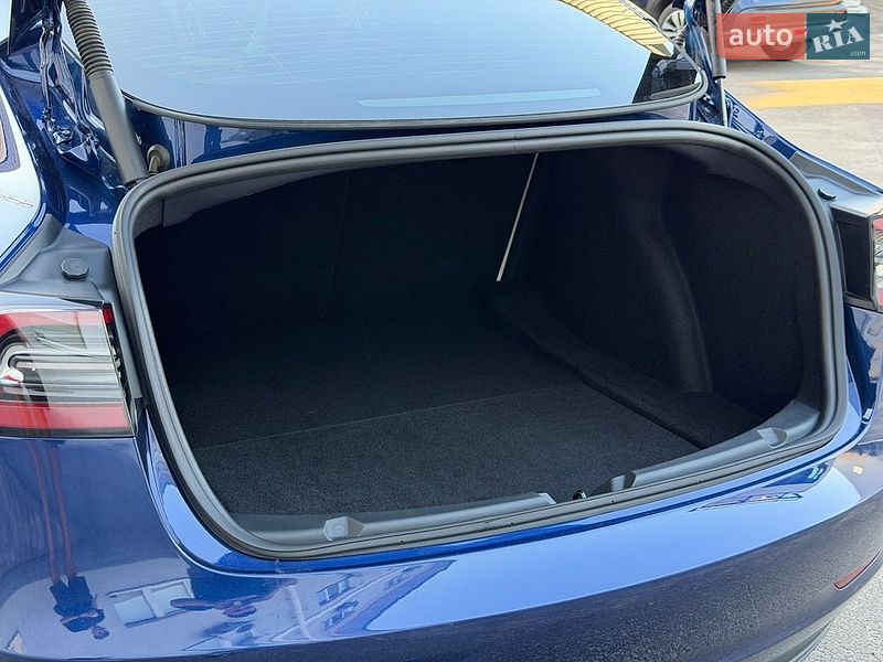 Седан Tesla Model 3 2023 в Киеве