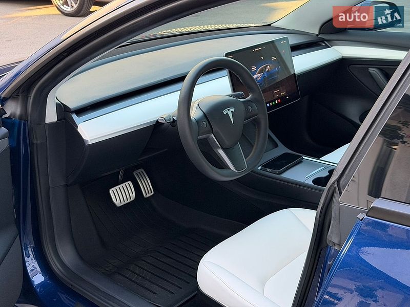 Седан Tesla Model 3 2023 в Киеве