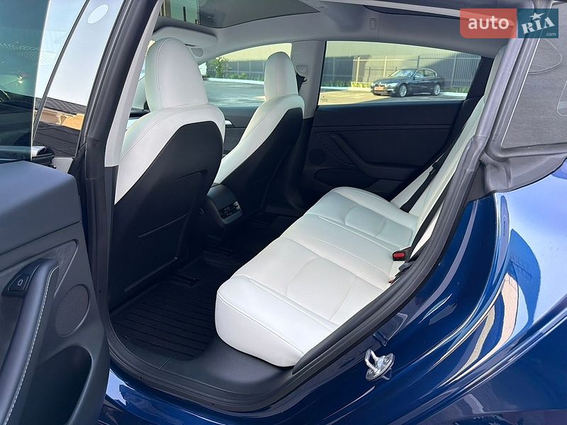 Седан Tesla Model 3 2023 в Киеве