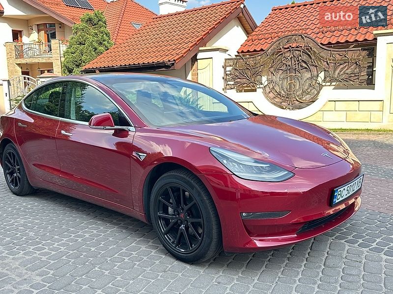 Седан Tesla Model 3 2019 в Львові