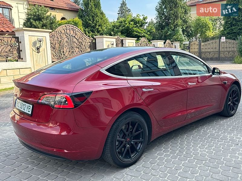 Седан Tesla Model 3 2019 в Львові