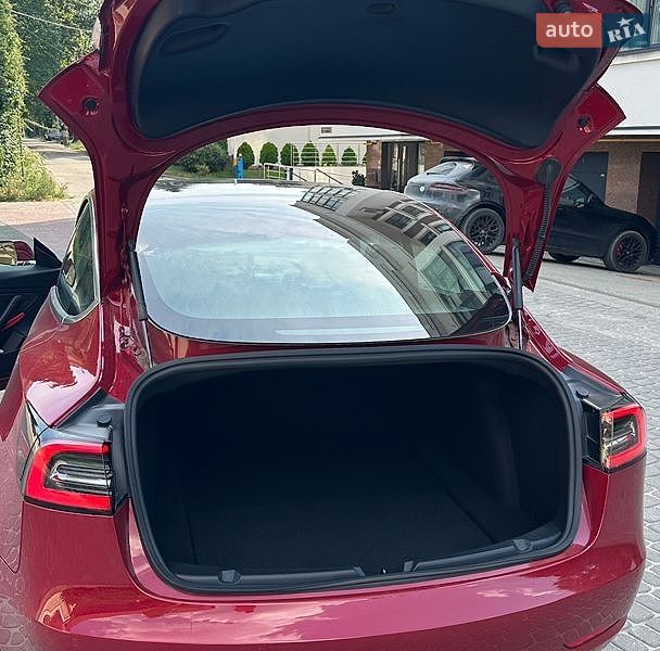 Седан Tesla Model 3 2019 в Львові