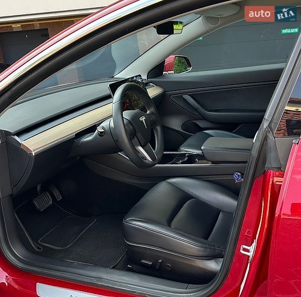Седан Tesla Model 3 2019 в Львові
