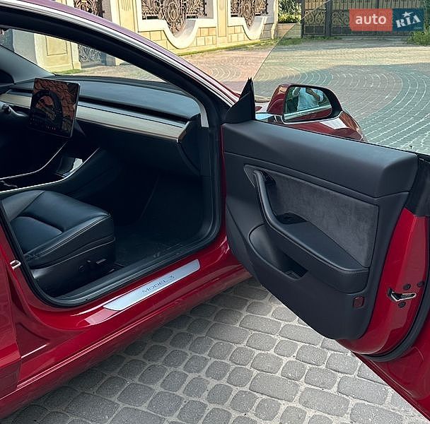 Седан Tesla Model 3 2019 в Львові